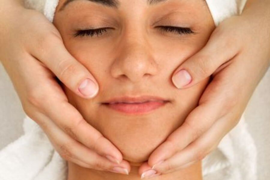 Professionel ansigtsbehandling med fokus på fugt, glød og hudpleje.