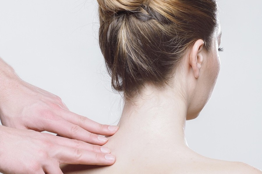 Shiatsu-massage på skuldre i rolige omgivelser – tryk og afspænding.