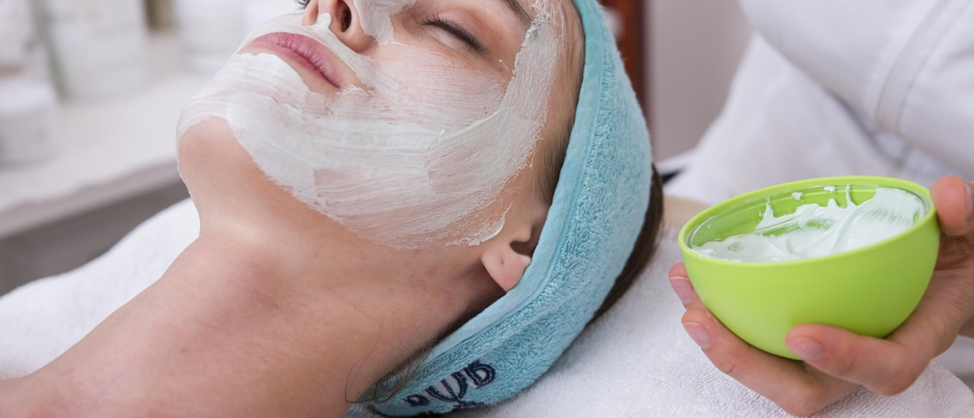 Klassisk ansigtsbehandling hos Renés Massage & Wellness i Årslev – afslappende behandling med fokus på ro og velvære.